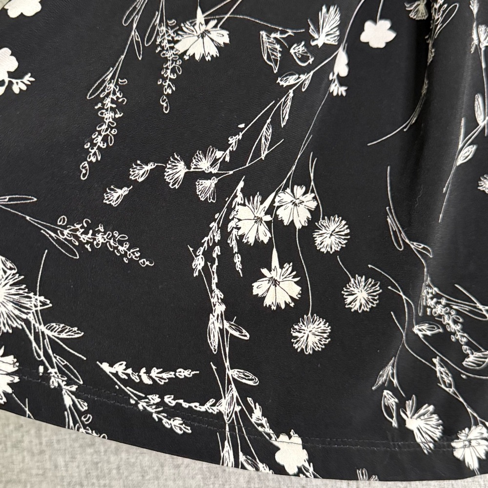 Gilli Black and White Stretchy Floral Lightweight Skirt‎ Size Small/Medium - Picture 3 of 5